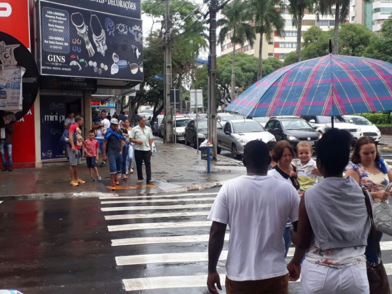 O que as pessoas fazem um dia após o Natal no centro de Maringá?