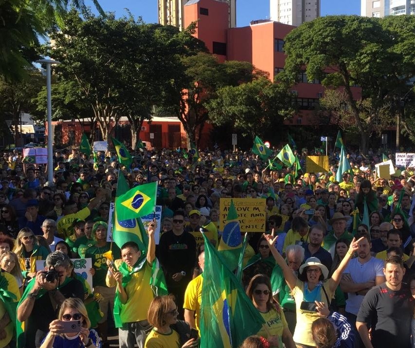 Maringaenses vão às ruas em defesa das medidas do governo