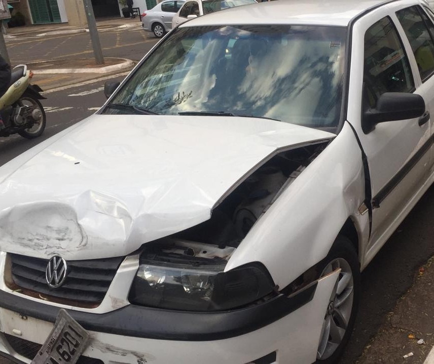 Motorista fica ferida em acidente na Avenida Santos Dumont