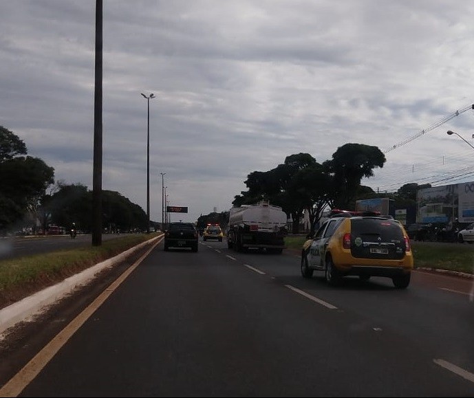 Viaturas policiais escoltam caminhão-tanque na BR-376