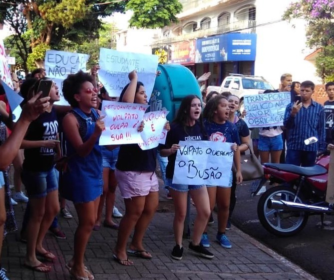 Sem ônibus da Prefeitura, sarandienses se viram para estudar na UEM