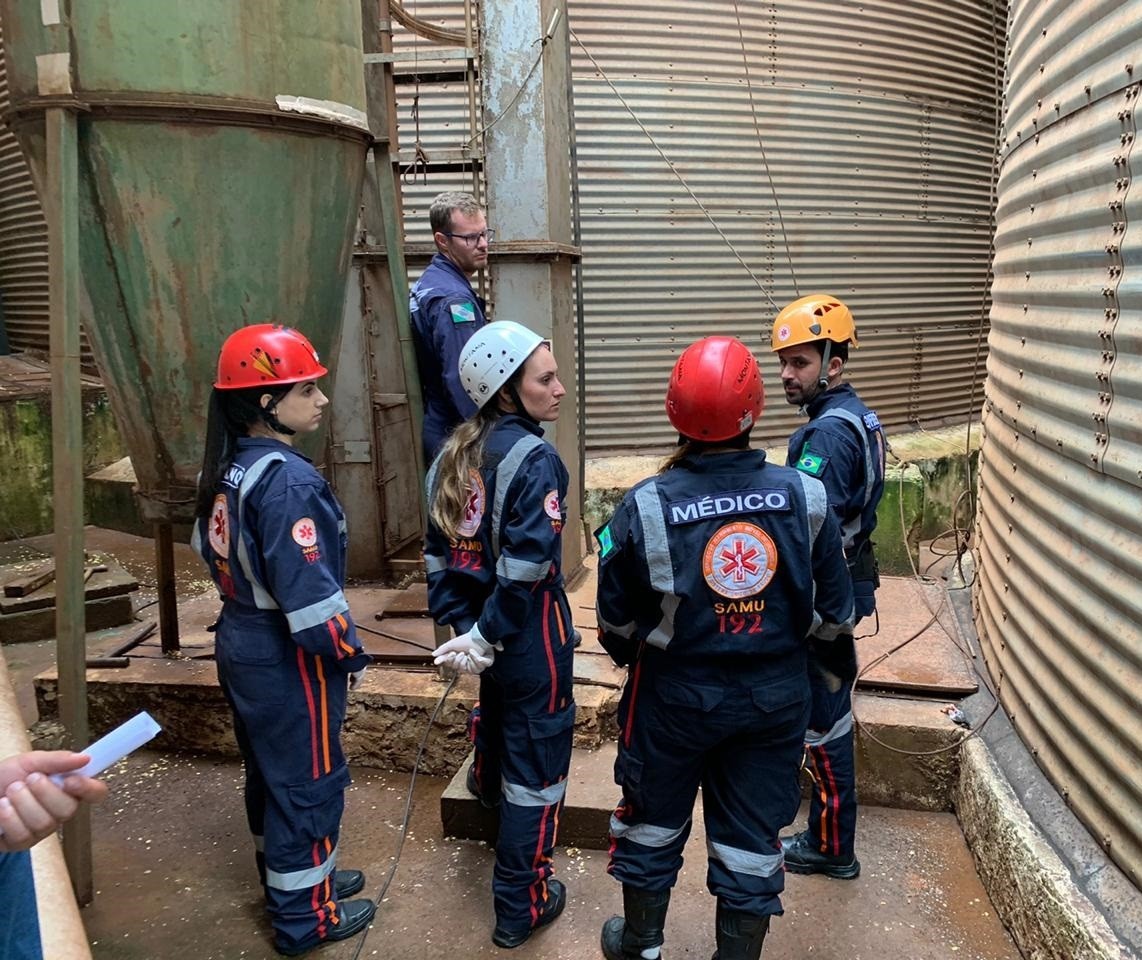 Trabalhador que ficou soterrado em silo de Maringá está no hospital