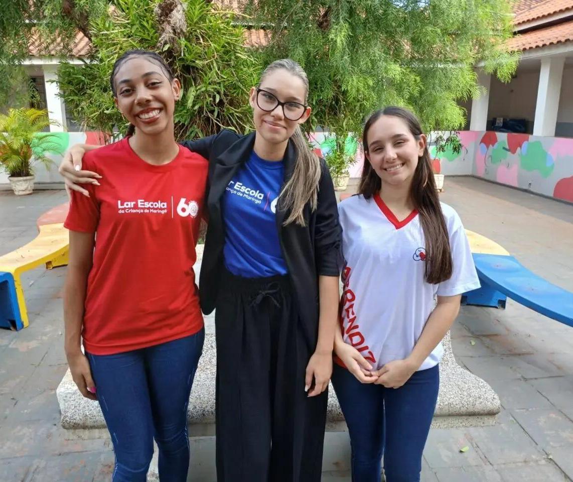 Jovens do Lar Escola de Maringá desejam um feliz Natal