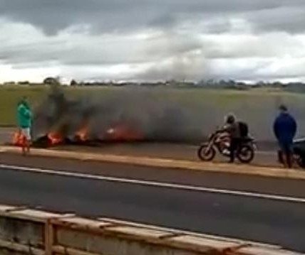 Moradores protestam na BR-376  para pedir passarela