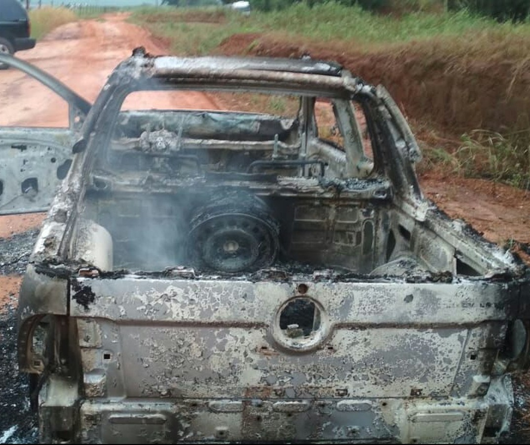 Caminhonete é encontrada incendiada em Altônia com dois corpos carbonizados