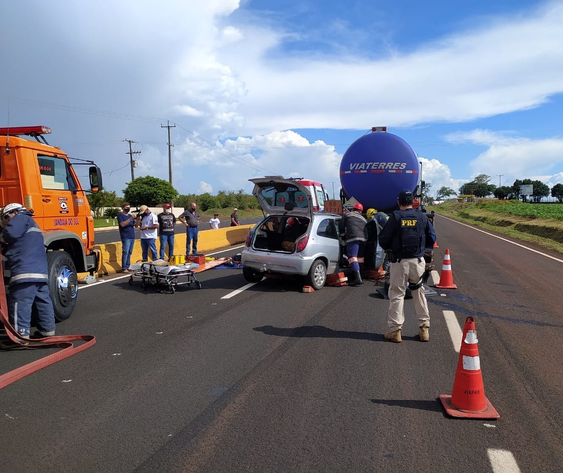 Acidente grave causa congestionamento e segunda colisão na BR-376