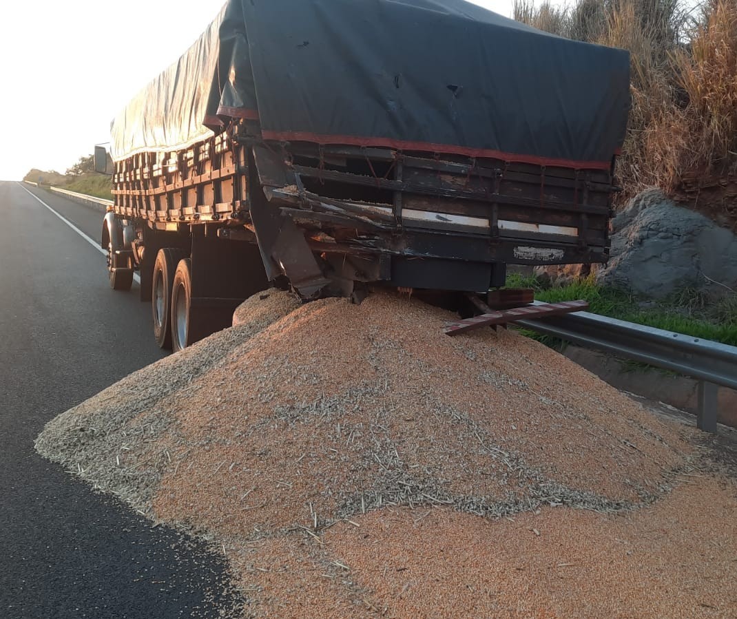 Acidente entre dois caminhões espalha carga em rodovia