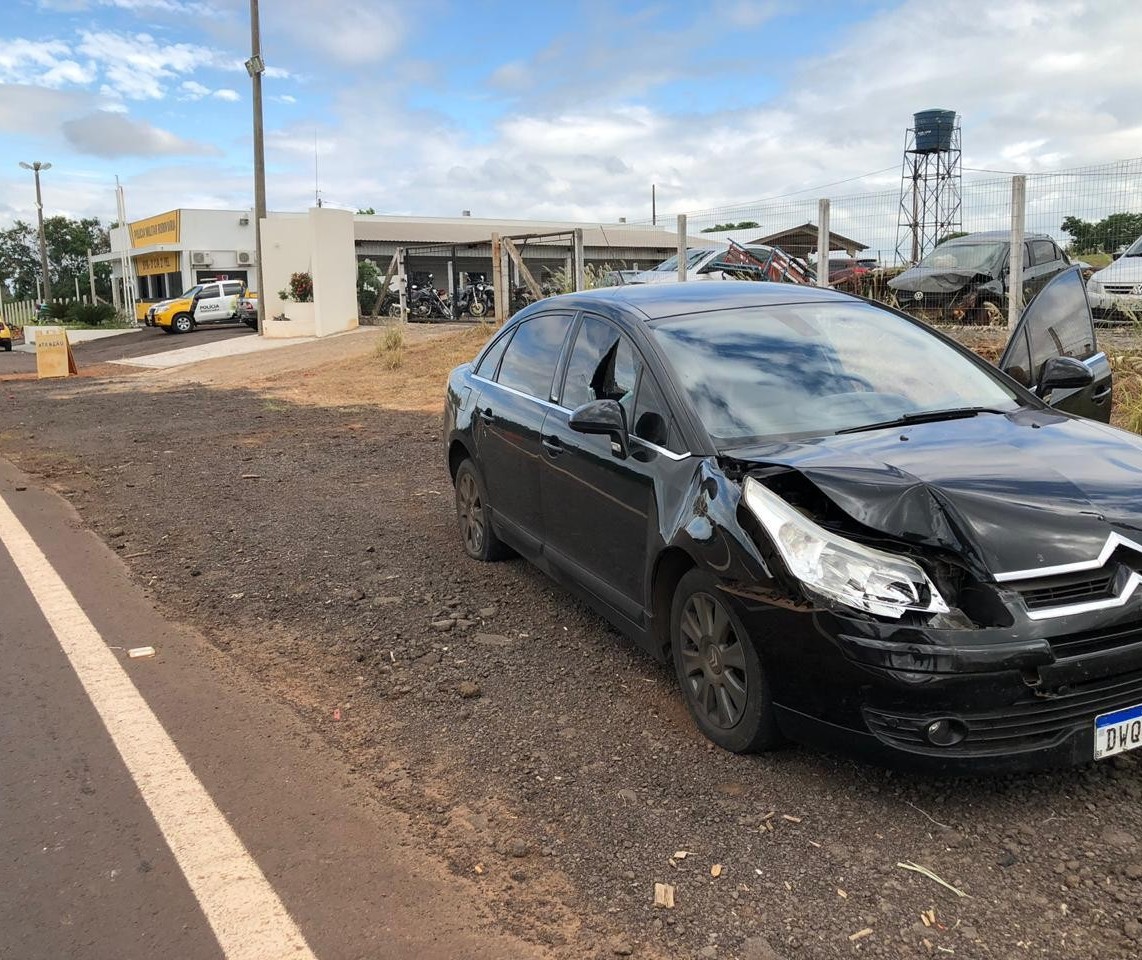 Policial é arrastado por carro e atira em motorista