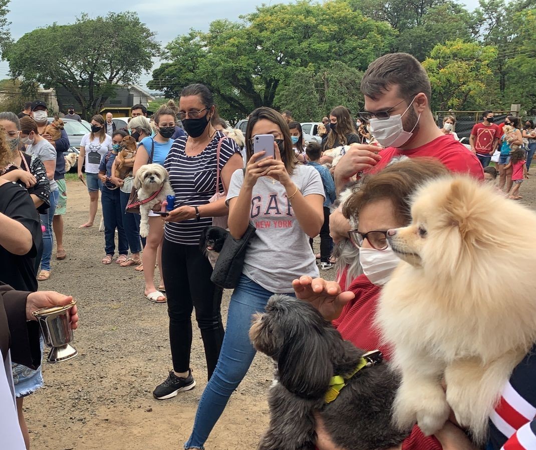 Pets recebem benção de São Francisco de Assis em Maringá