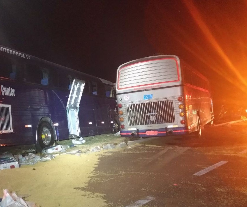 Sete pessoas ficam feridas em acidente entre caminhão e dois ônibus de turismo