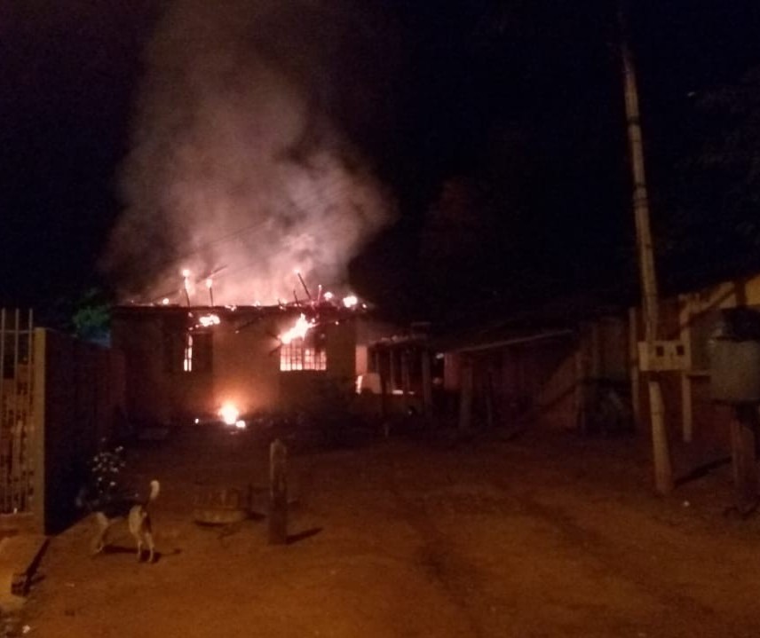 Incêndio destrói casa na região de Maringá e assusta a vizinhança