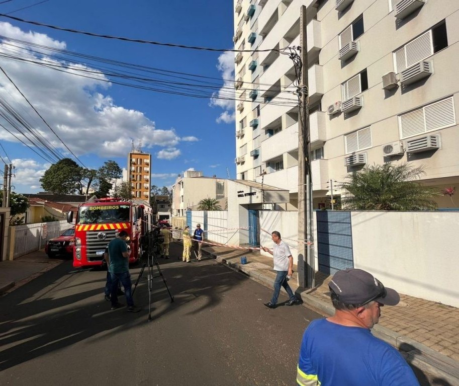 Apartamento fica destruído após incêndio em Maringá