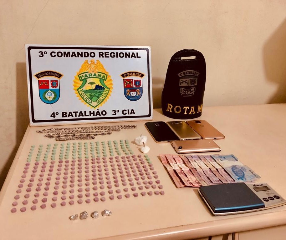 Polícia prende adulto e apreende três menores por tráfico de drogas