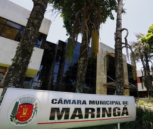 Grades de ferro  vão cercar prédio da Câmara de Maringá