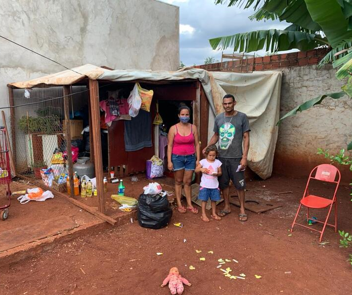 Sem ter onde morar, família se abriga em galinheiro em Maringá