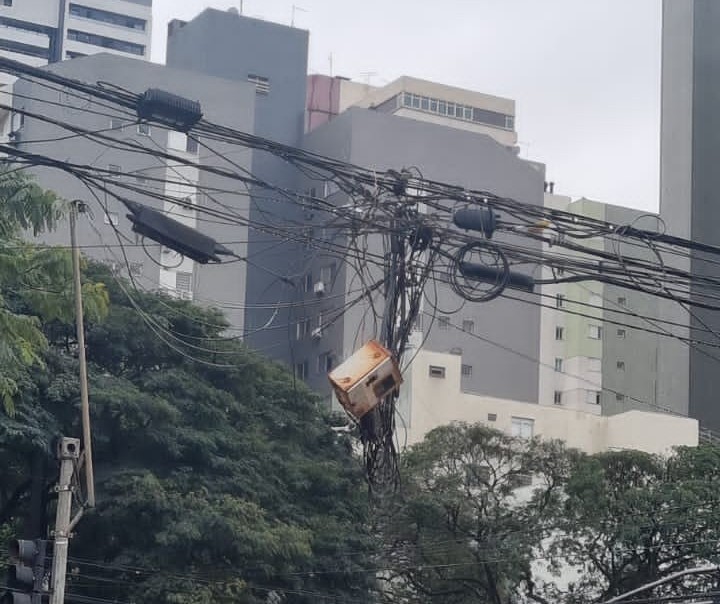 Reunião debate fiação solta em postes de energia em Maringá