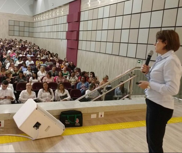 Centenas de gestores públicos e educadores da  Amusep debatem a nova Base Nacional Curricular