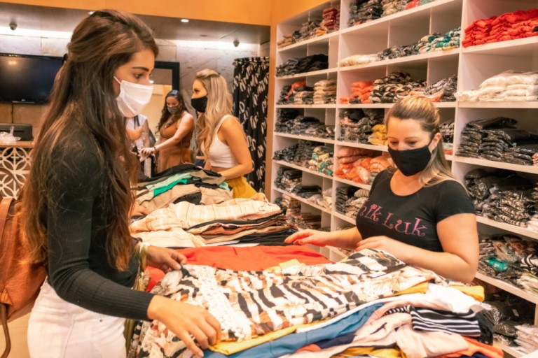 Shopping atingido por incêndio em agosto reabre lojas