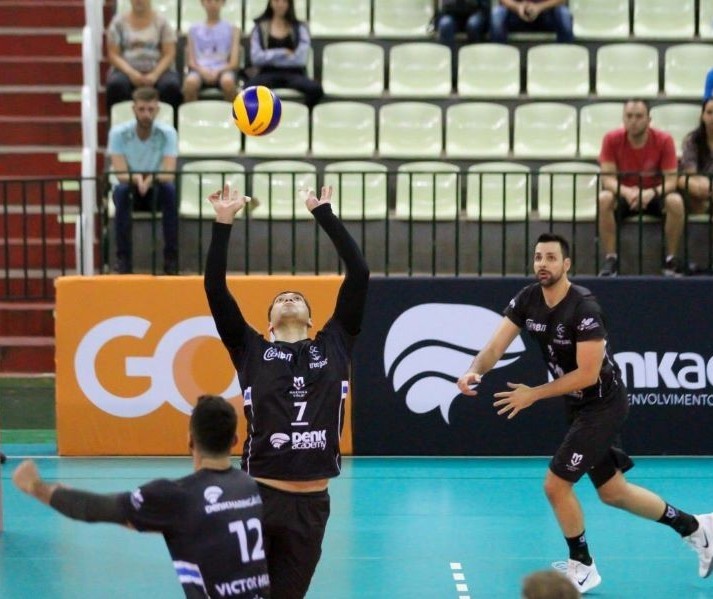 Em casa, Maringá vence o América na Superliga de Vôlei