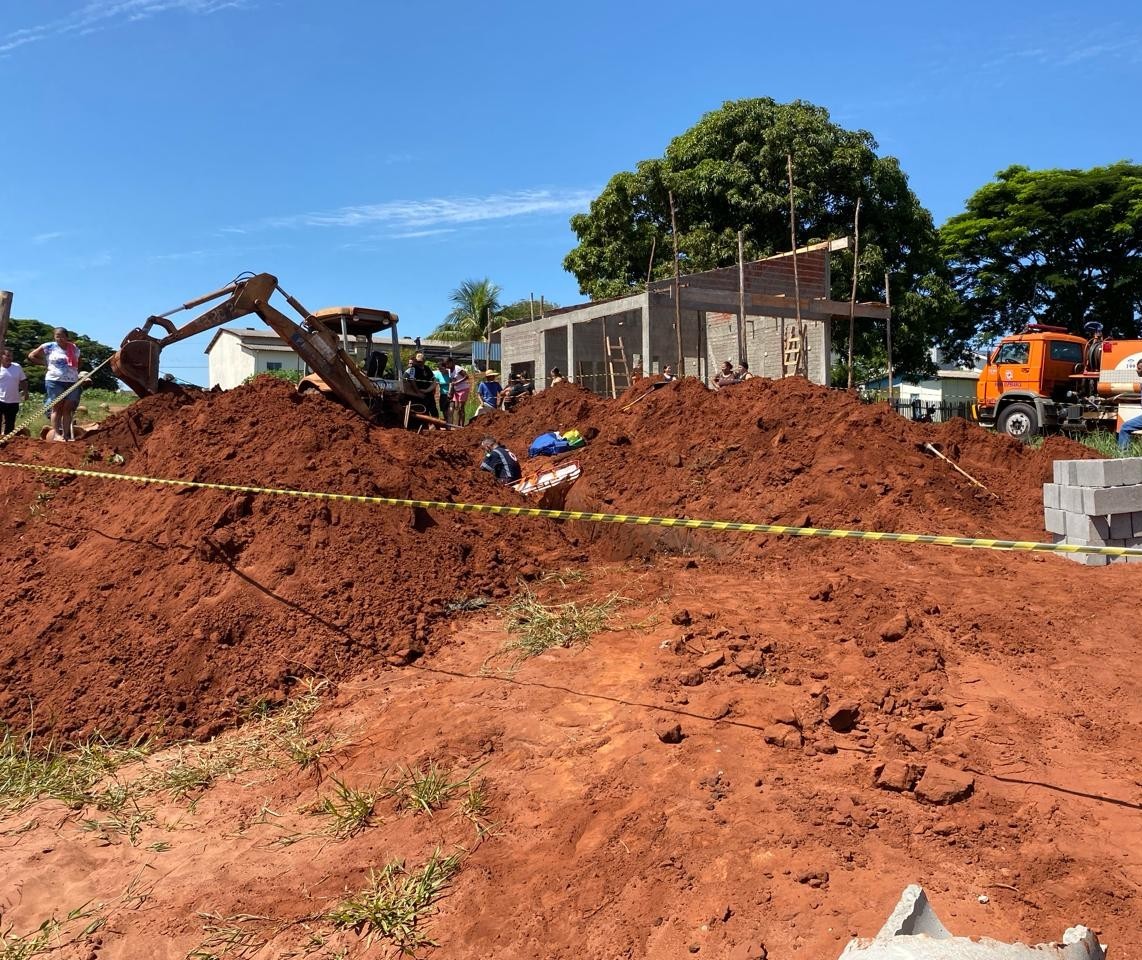 Trabalhador é soterrado e socorrido em estado grave