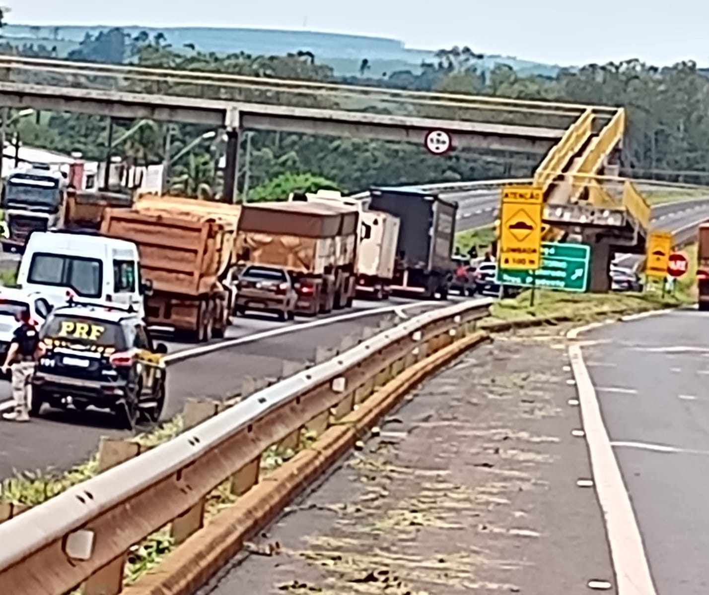 Com risco de desmoronamento em viaduto na BR-376, trânsito é desviado