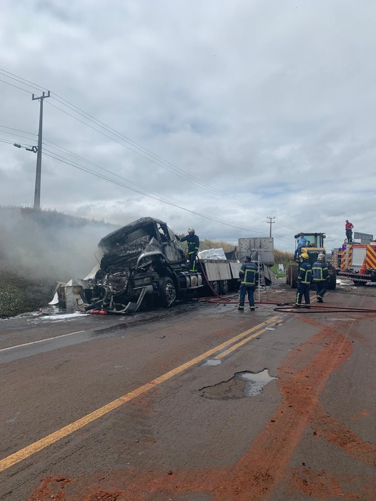 Motorista morre carbonizado em acidente entre três veículos em Iguaraçu