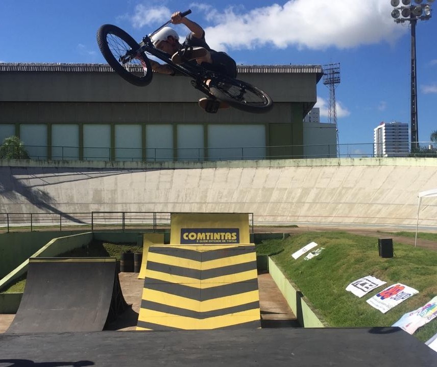 Encontro em Maringá reúne pilotos de BMX Freestyle