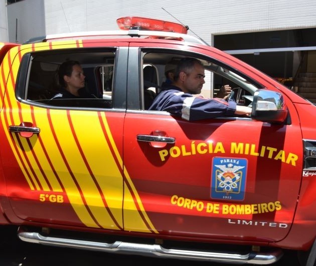 Carro capota várias vezes e condutora fica presa às ferragens