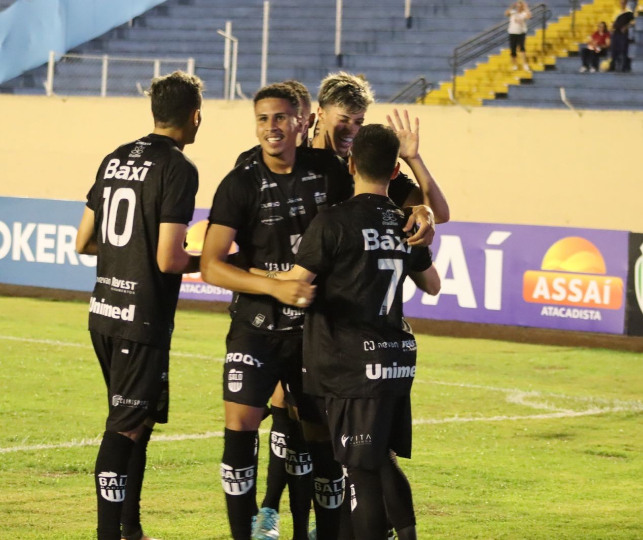 Galo Maringá sofre, mas consegue a primeira vitória