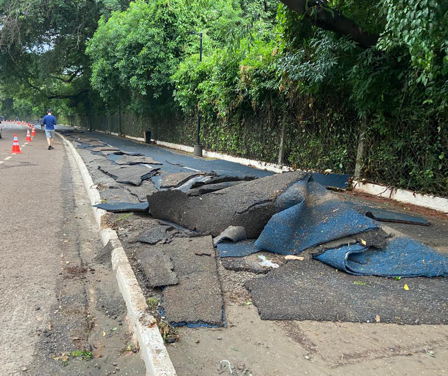 Trecho da pista emborrachada do Parque do Ingá arrancado por temporal continua apenas com camada de asfalto