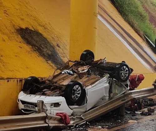 PRF suspeita que carro que caiu de viaduto tenha aquaplanado na pista