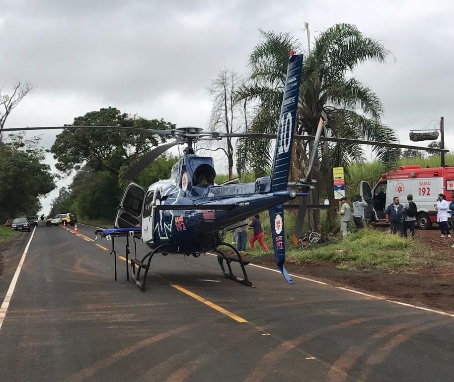 Motociclista fica gravemente ferido ao bater contra árvore 