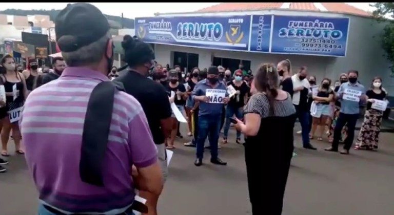 Moradores de Barbosa Ferraz fazem protesto após TJPR soltar suspeito de abuso sexual