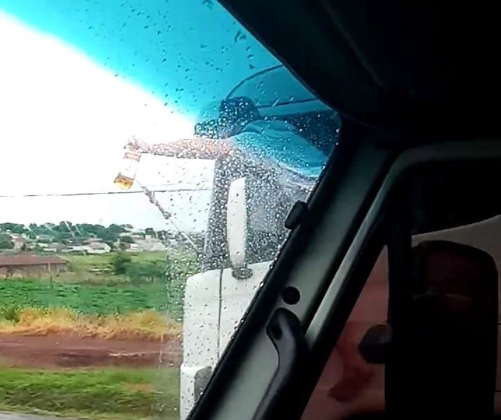 Vídeo flagra caminhoneiro ‘pendurado’ em cabine e com bebida na mão na região de Maringá