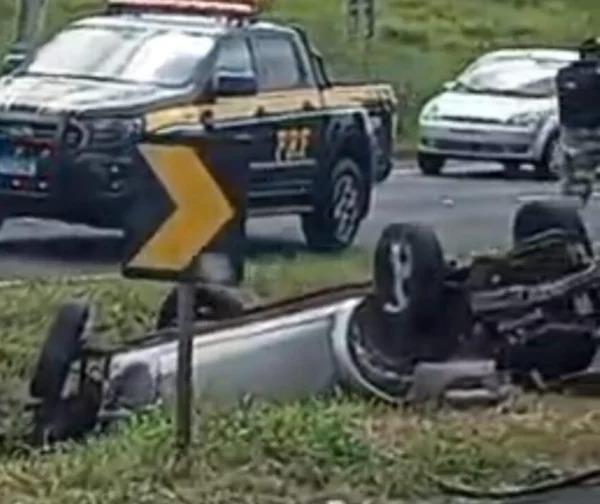 Carro capota, estepe atinge outro veículo e mulher fica ferida na região de Maringá