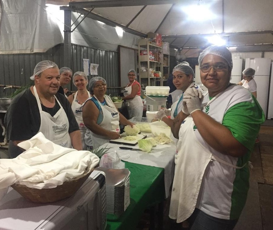 Batalhão de voluntários trabalha na Festa da Canção em Maringá