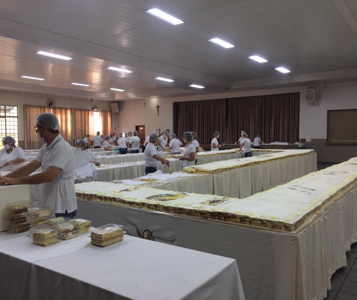 Fiéis fazem fila para garantir um pedaço do bolo de Santo Antônio