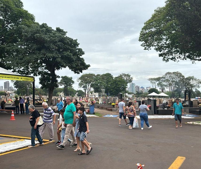 Movimento intenso no Cemitério Municipal neste Dia de Finados