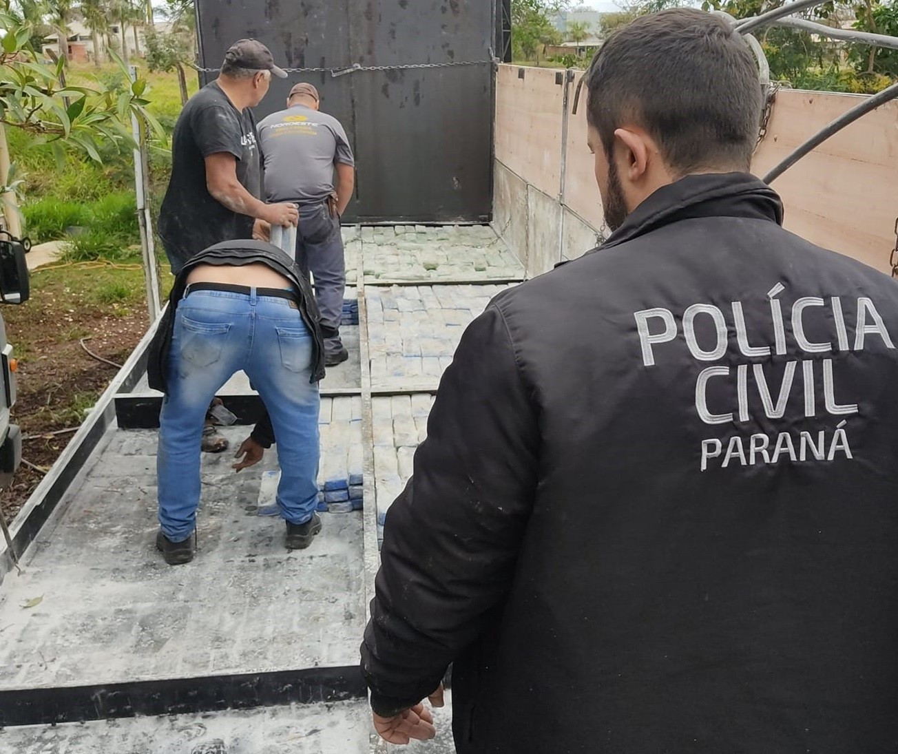 Polícia apreende 2,5 toneladas de maconha em fundo falso de caminhão