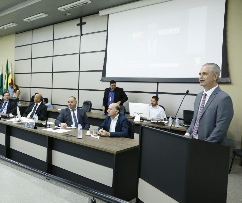 Prefeito faz resumo da gestão em discurso na Câmara