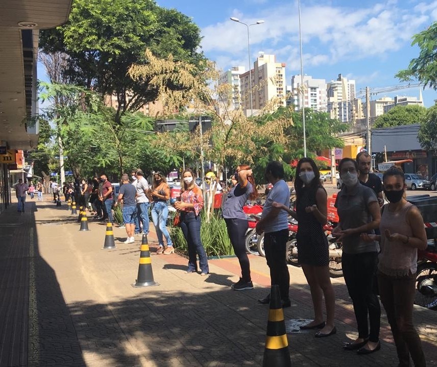 Lojistas e funcionários “abraçam” shopping