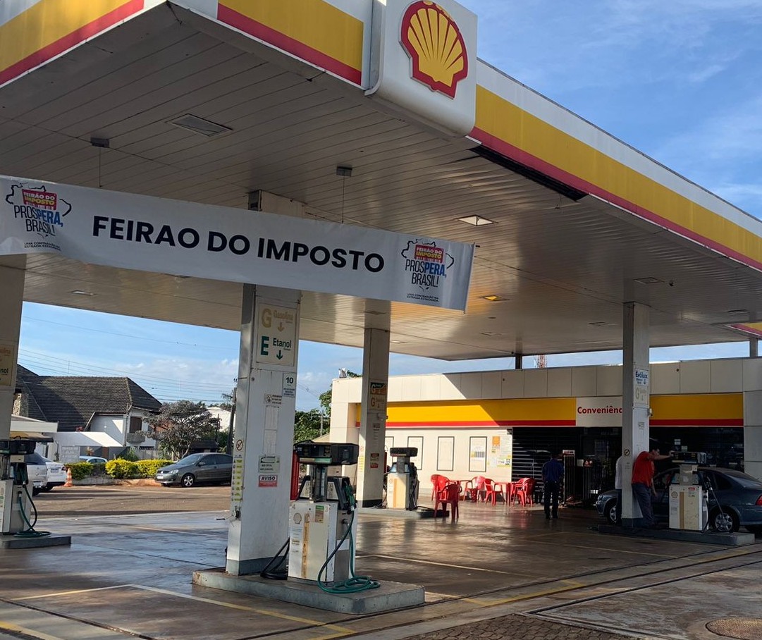 Motoristas ficam na fila para garantir gasolina sem imposto