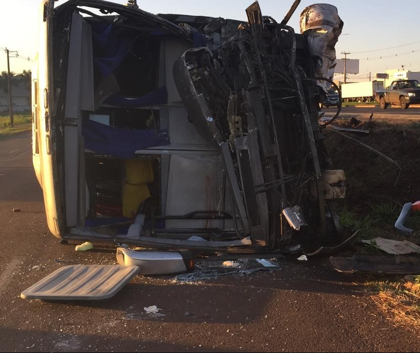 Acidente entre ônibus da Saúde e carreta deixa um morto e feridos