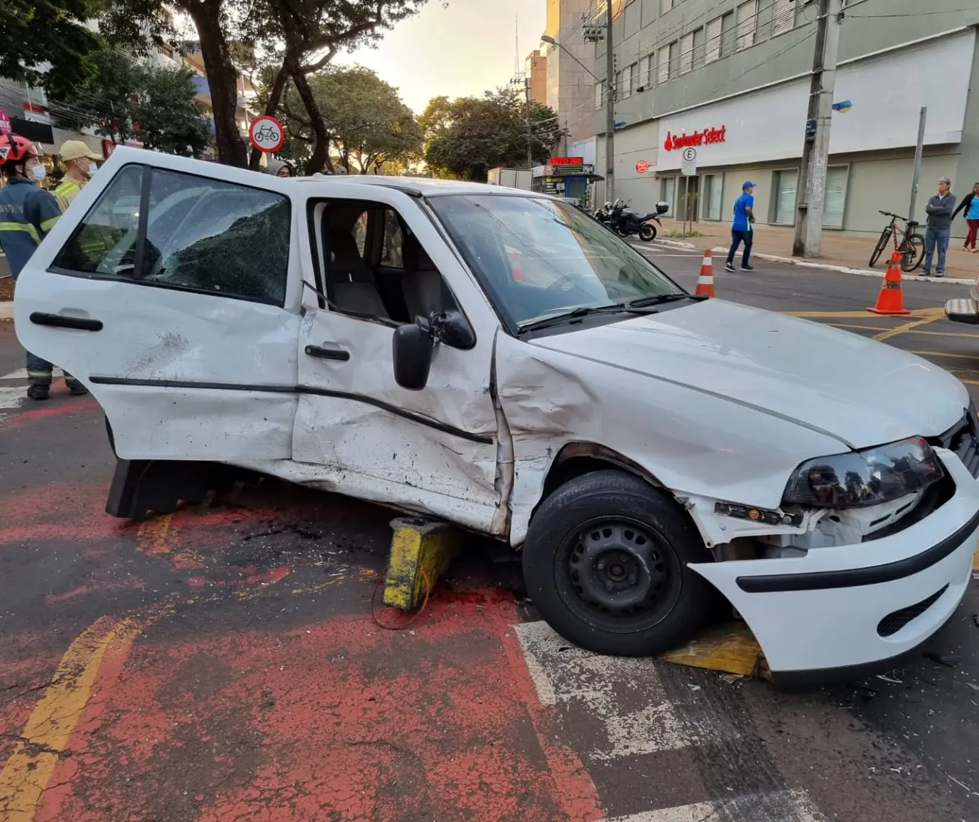 Jovem é socorrido em estado grave após acidente; ocorrência terminou em agressão