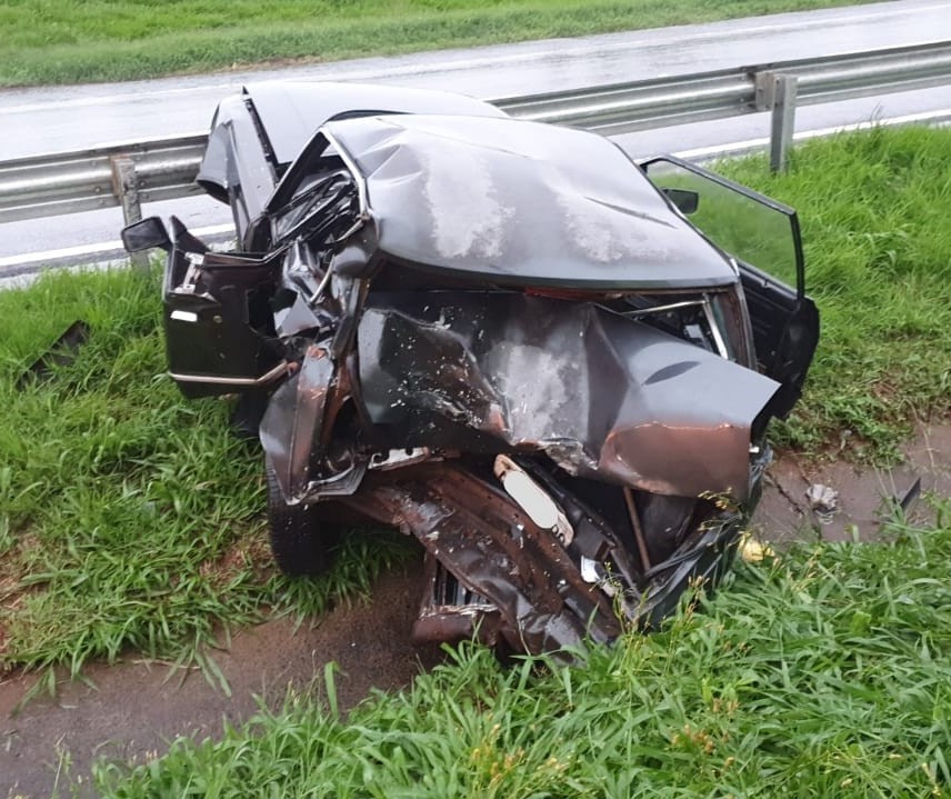 Motorista morre após parar o carro em acostamento durante chuva e ser atingido por outro veículo