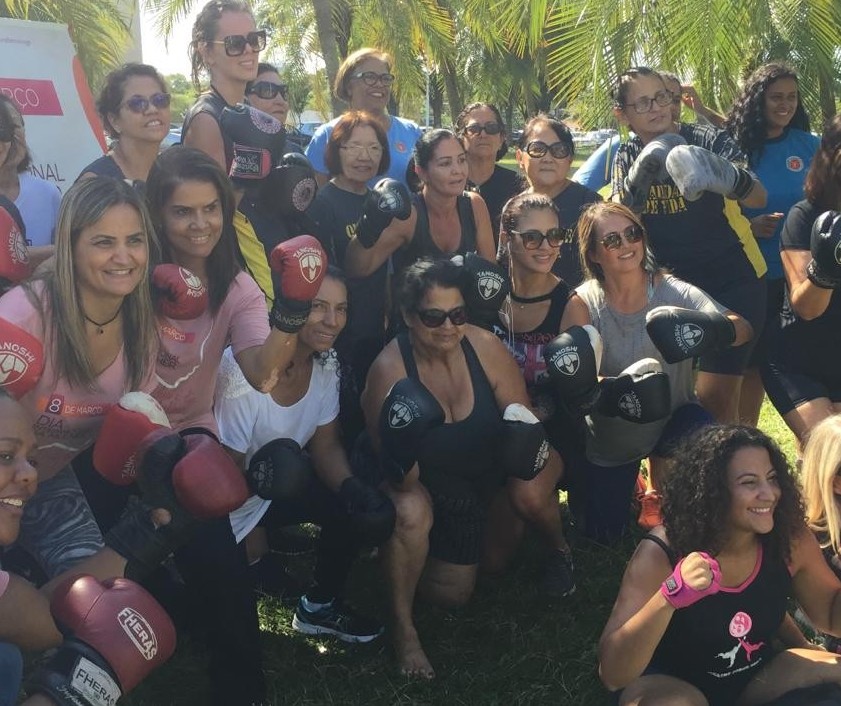 Mulheres têm aulão de defesa pessoal na Praça da Catedral