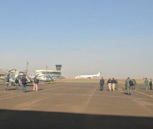 Aviões e helicópteros da FAB chamam a atenção no céu de Maringá