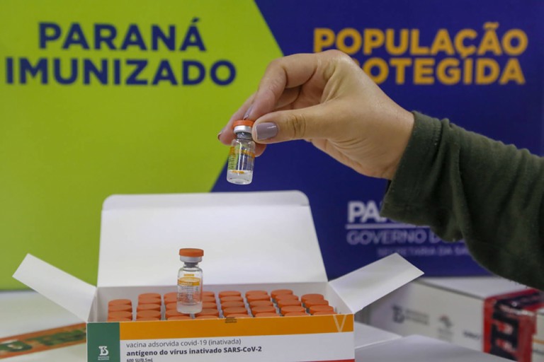 Paraná recebe mais de 500 mil doses de vacinas contra o coronavírus