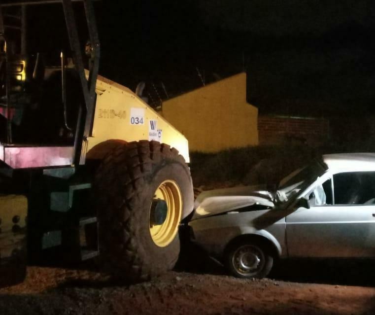 Colisão entre carro e trator deixa motorista ferido, em Sarandi