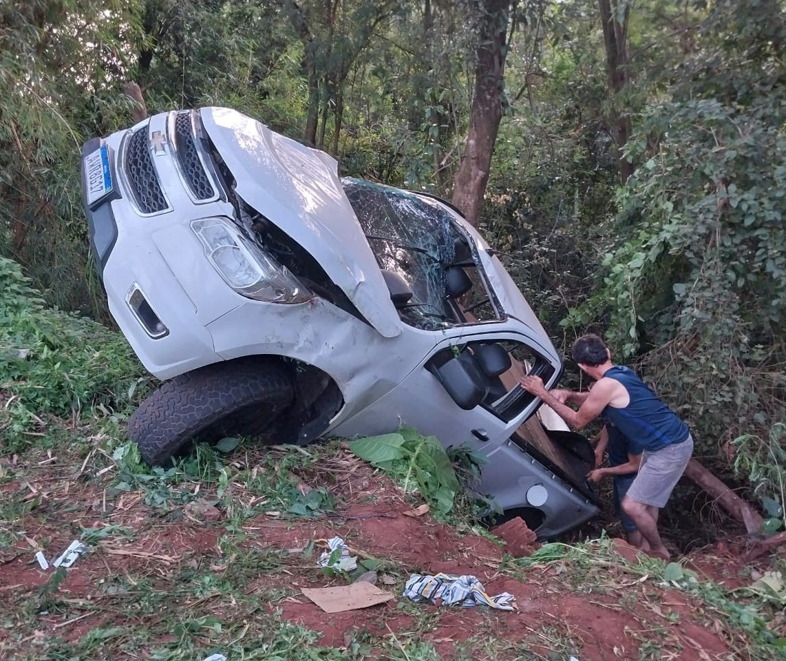 Duas mulheres ficam feridas após caminhonete capotar em rodovia da região